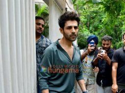 Photos: Kartik Aaryan snapped outside the gym in Juhu