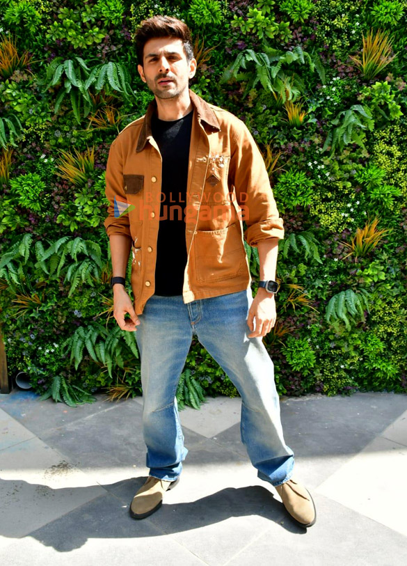 photos kartik aaryan snapped promoting his film chandu champion in juhu 2