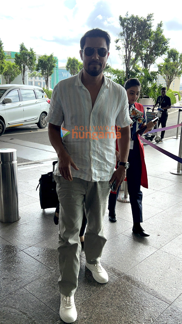 photos ranveer singh deepika padukone and ibrahim ali khan snapped at the airport 12