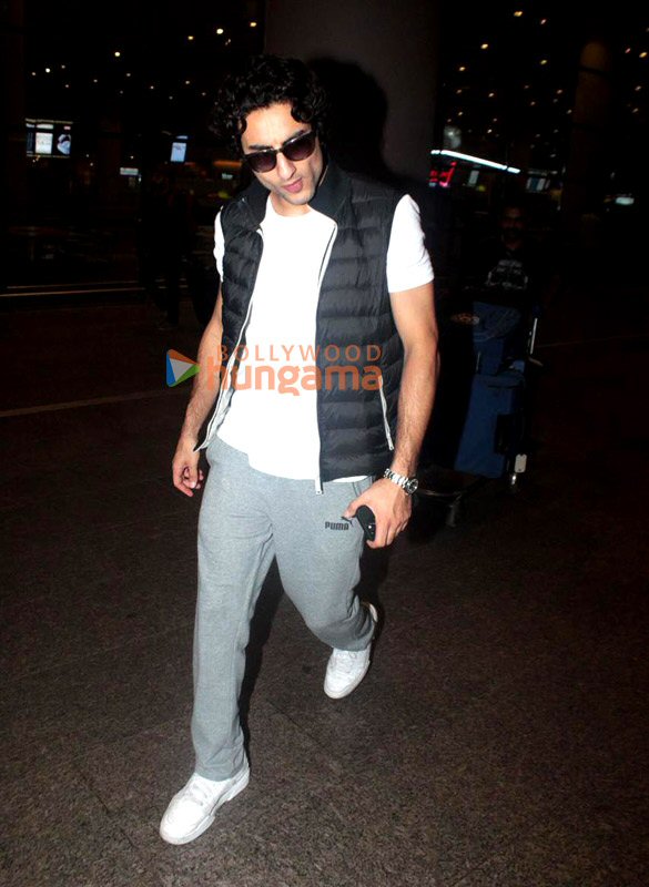 photos ranveer singh deepika padukone and ibrahim ali khan snapped at the airport 6