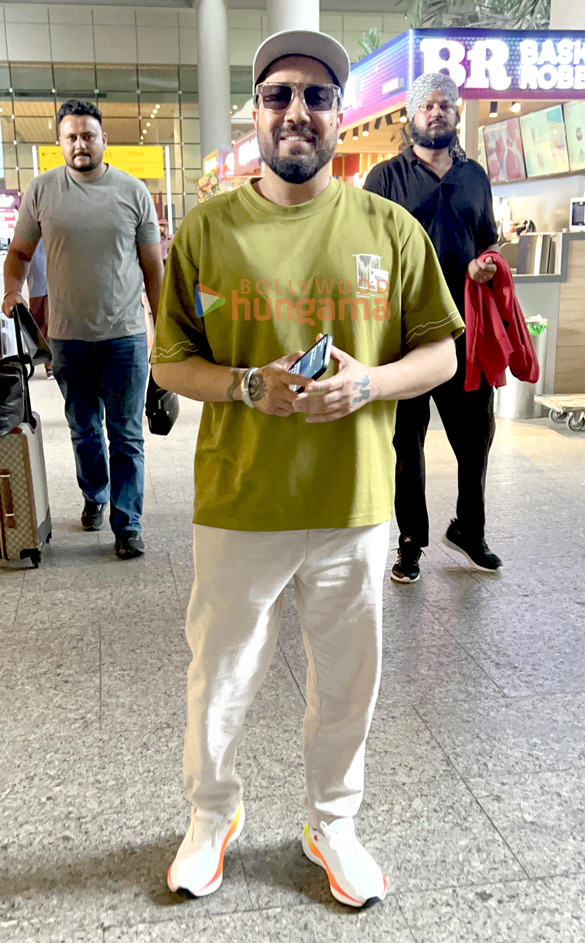 photos rhea chakraborty pragya jaiswal and mika singh snapped at the airport 3