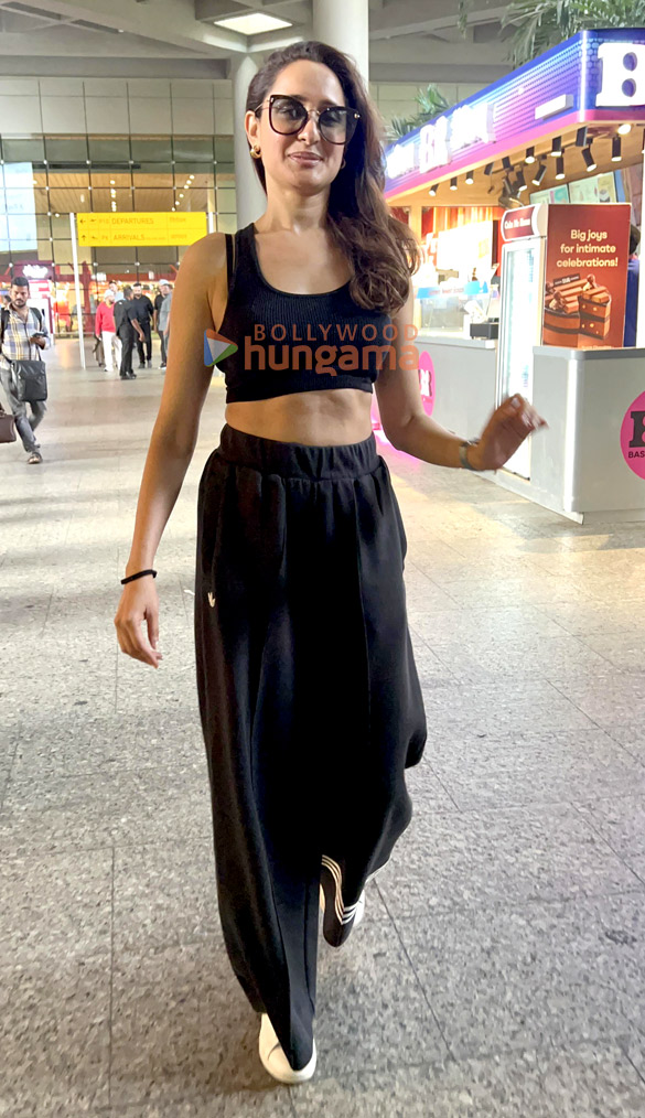 photos rhea chakraborty pragya jaiswal and mika singh snapped at the airport 5