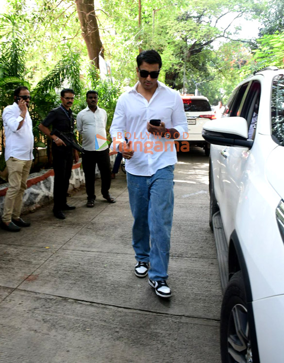 photos salman khan sonu sood and others snapped at amol kales house 4