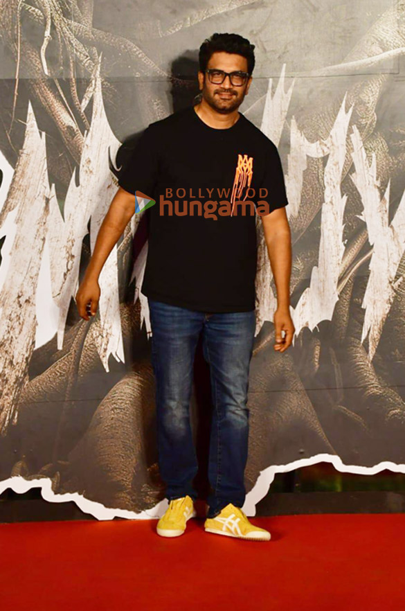 photos shraddha kapoor kriti sanon and others grace the premiere of munjya 23