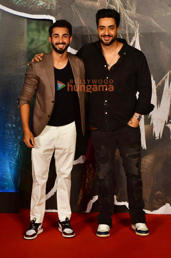 photos shraddha kapoor kriti sanon and others grace the premiere of munjya 24