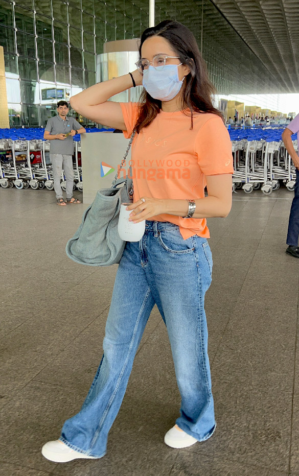 Photos: Shraddha Kapoor, Lakshya, Raghav Juyal snapped at the airport Photos: Shraddha Kapoor, Lakshya, Raghav Juyal snapped at the airport