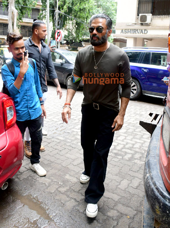 photos suniel shetty snapped outside a dental clinic in khar 4