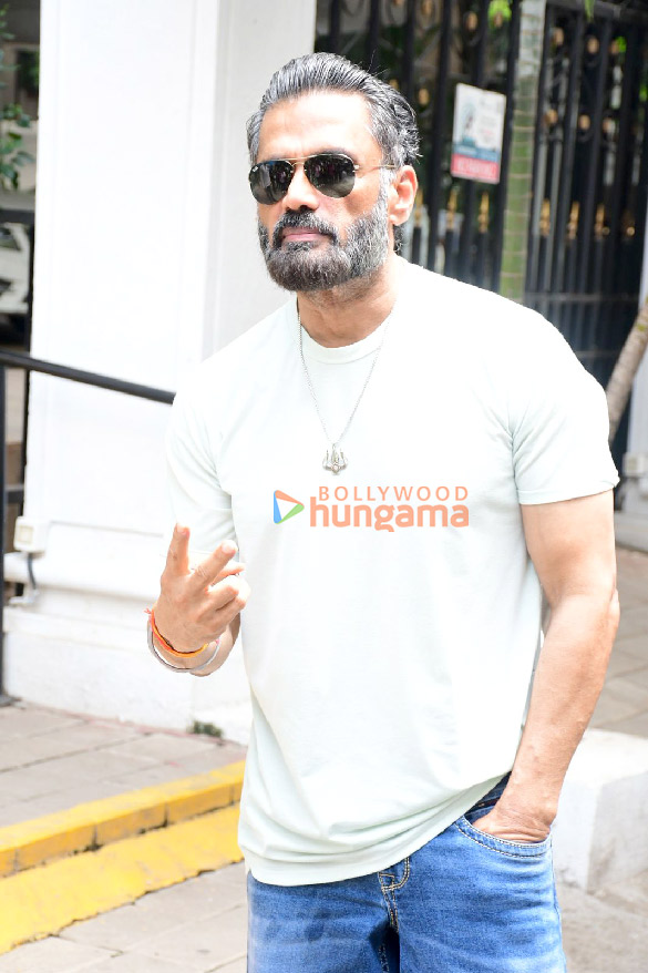 Photos: Suniel Shetty snapped outside dental clinic in Khar Photos: Suniel Shetty snapped outside dental clinic in Khar