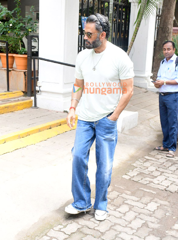 photos suniel shetty snapped outside dental clinic in khar 4
