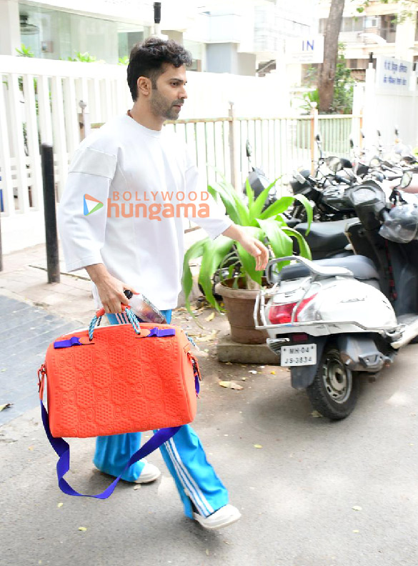 photos varun dhawan leaves for hinduja hospital in bandra 5