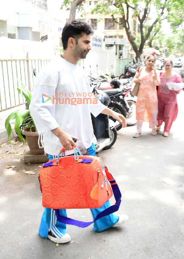 photos varun dhawan leaves for hinduja hospital in bandra 6