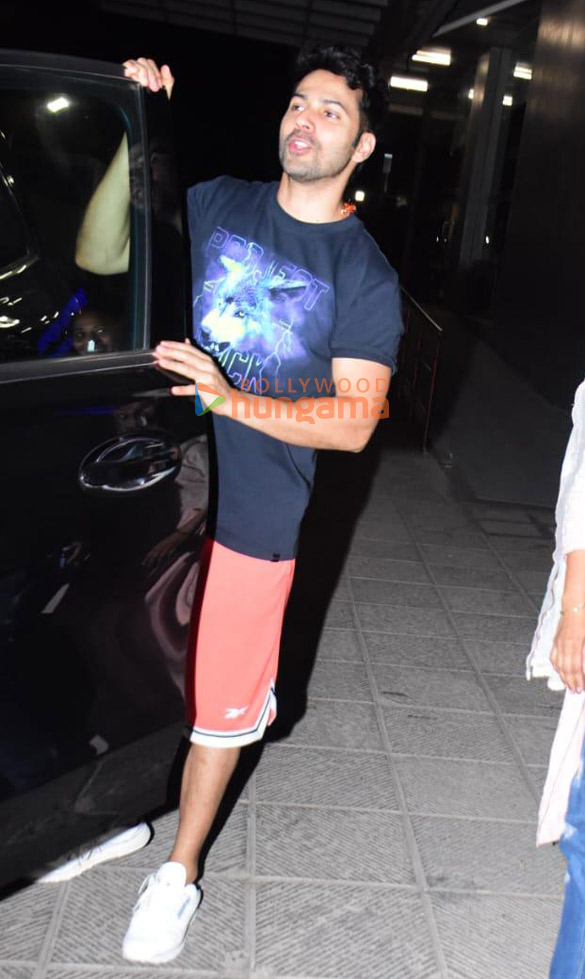 photos varun dhawan snapped leaving hinduja hospital 4 3