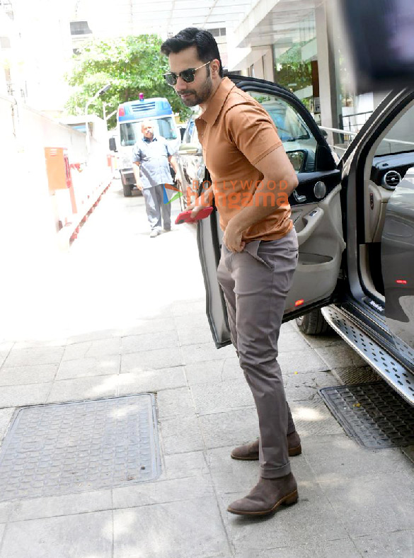 photos varun dhawan snapped outside the hospital in khar 4