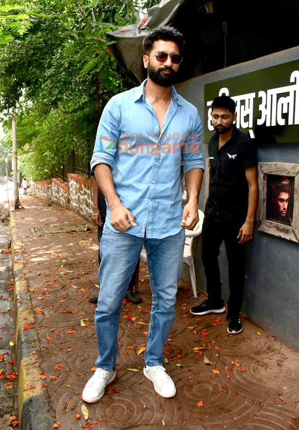 photos vicky kaushal snapped at hakim aalims salon in khar 1