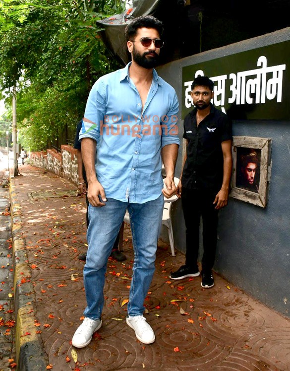 photos vicky kaushal snapped at hakim aalims salon in khar 6