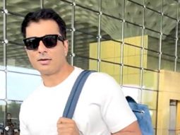 Sonu Sood’s fun banter with his manager & paps at the airport