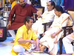 Sonu Nigam washes Asha Bhosle’s feet with rose petals in heartfelt tribute, watch