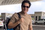 Sunny Hinduja is all smiles as he gets clicked at the airport