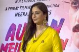 Tabu poses for paps as she attends ‘Auro Mein Kahan Dum Tha’ trailer launch