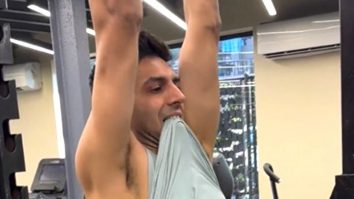 Turn on the AC, because Kartik Aaryan is here to raise the temperature with some pull ups!