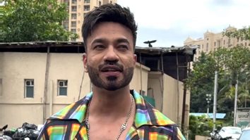Vicky Jain looks sharp as he chit chats with  paps