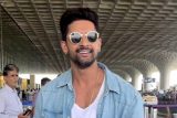 Ravi Dubey chit chats with paps at the airport