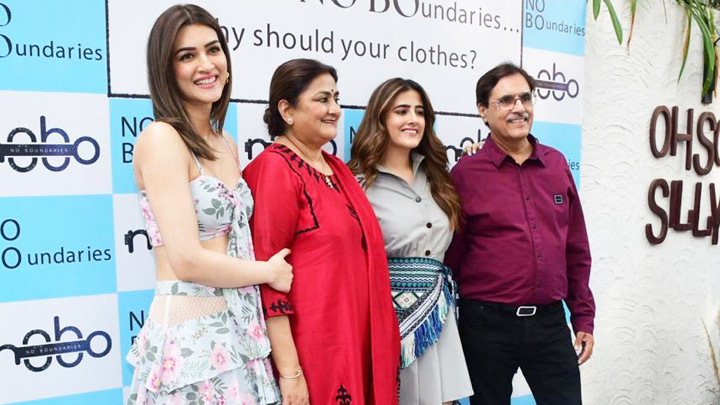 What an adorable family! Kriti Sanon & Nupur Sanon pose with parents