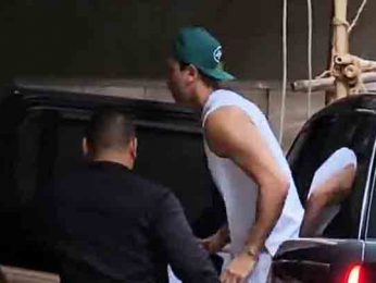 Paps capture a glimpse of Ranbir Kapoor outside the gym Paps capture a glimpse of Ranbir Kapoor outside the gym