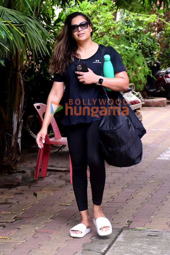 photos bipasha basu spotted outside diva yoga in bandra 6