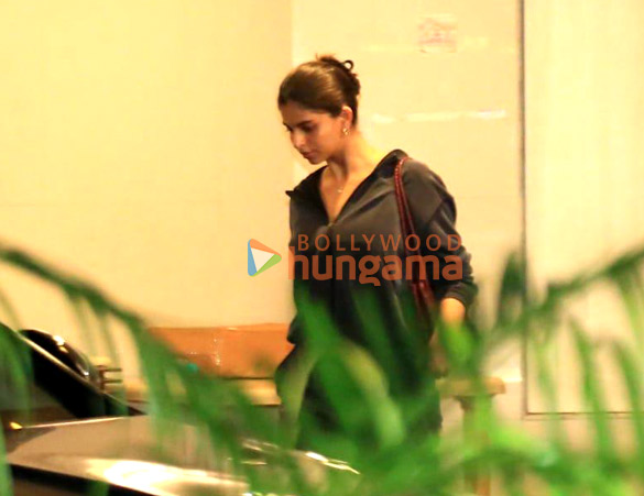photos celebs arrive at farah khans house to pay last respects to menaka irani 2 3