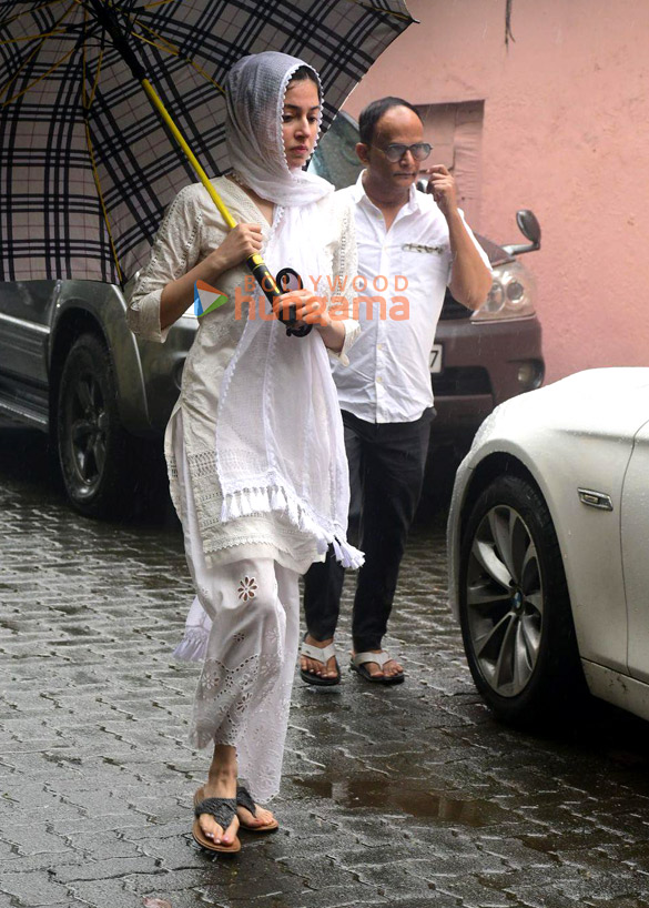 photos celebs attend krishan kumars daughter tishaa kumars funeral in mumbai 12