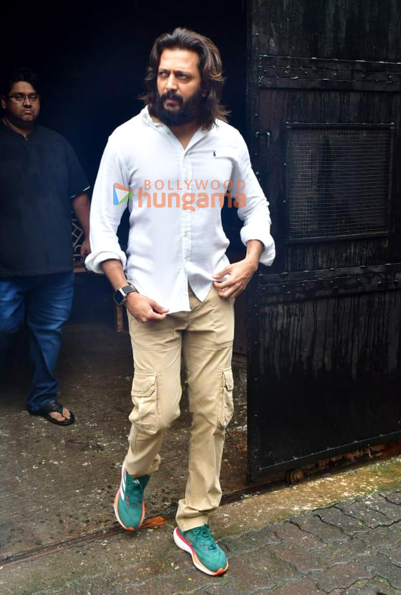 photos celebs attend krishan kumars daughter tishaa kumars funeral in mumbai 5 3