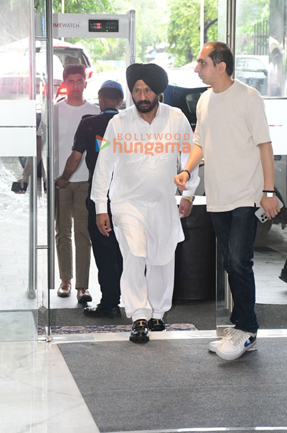 photos celebs attend the prayer meet of krishan kumars daughter tishaa kumar 10