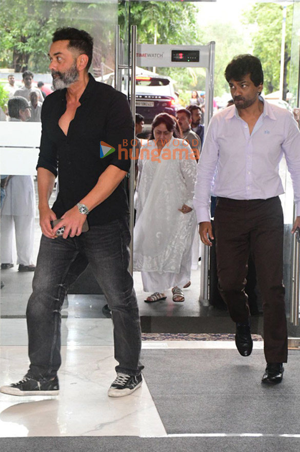 photos celebs attend the prayer meet of krishan kumars daughter tishaa kumar 7