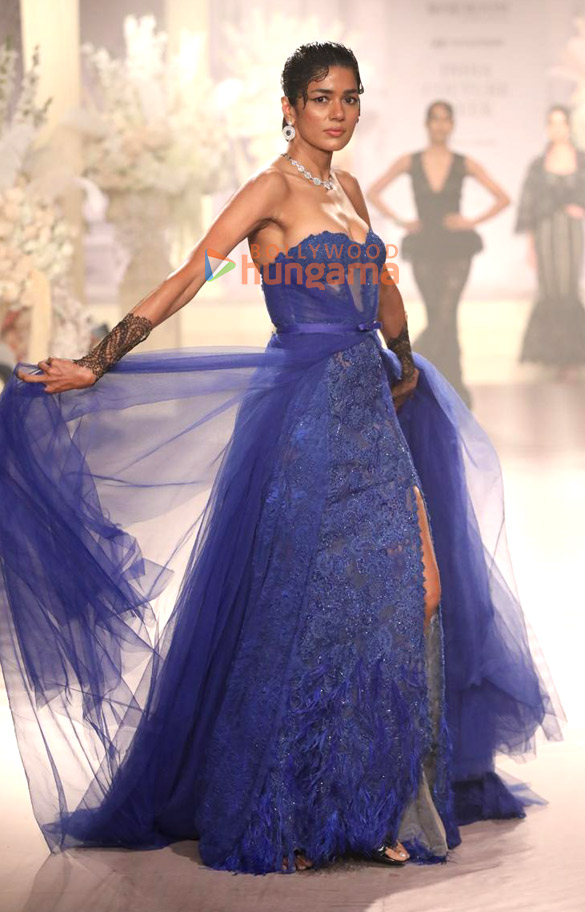 photos jacqueline fernandez and ridhima kapoor sahni walk the ramp for isha jajodia at icw 2024 in new delhi 5