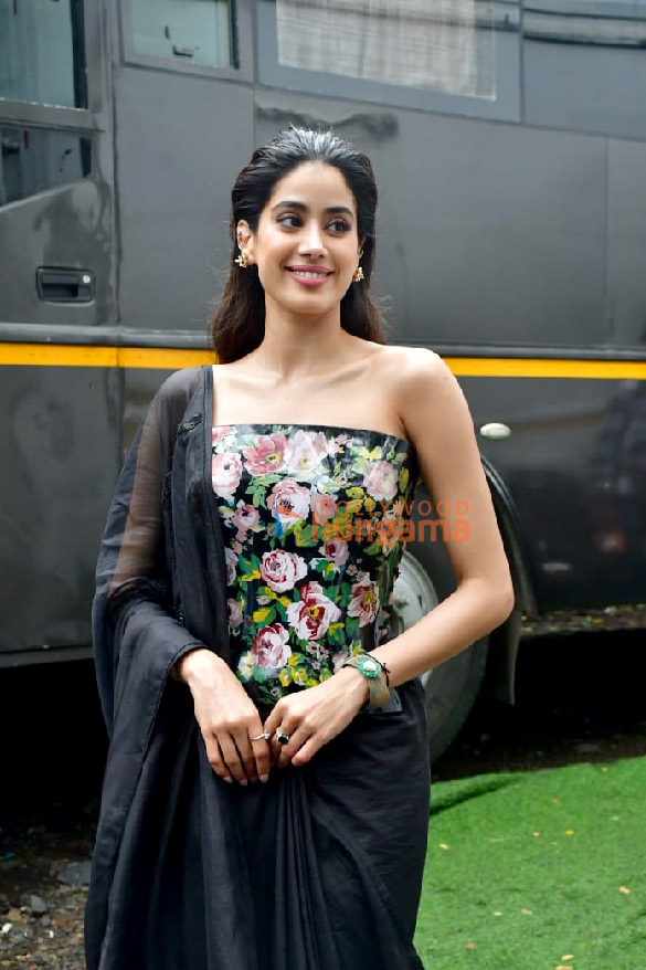 Photos: Janhvi Kapoor snapped promoting Ulajh on the sets of Bigg Boss OTT Photos: Janhvi Kapoor snapped promoting Ulajh on the sets of Bigg Boss OTT