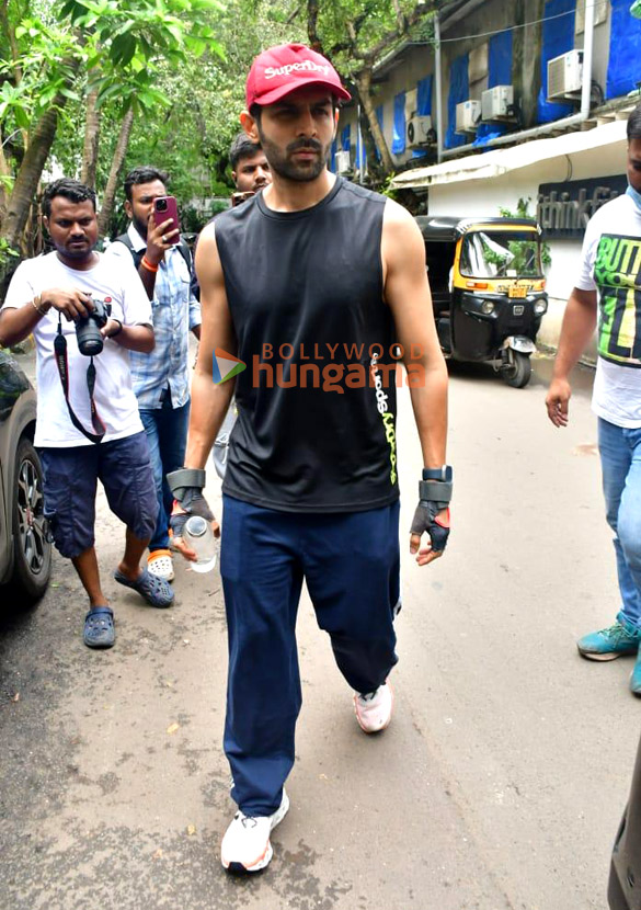 photos kartik aaryan snapped outside the gym in juhu 2 8