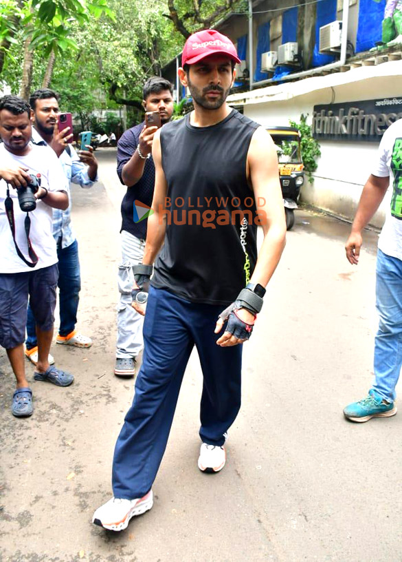 photos kartik aaryan snapped outside the gym in juhu 4 8