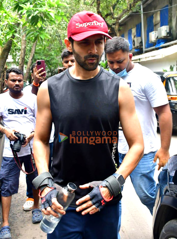 photos kartik aaryan snapped outside the gym in juhu 6 4