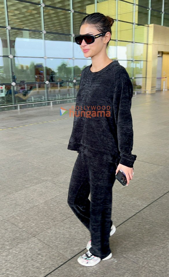 Photos: Mouni Roy, Sophie Choudry, Isha Koppikar and others snapped at the airport Photos: Mouni Roy, Sophie Choudry, Isha Koppikar and others snapped at the airport