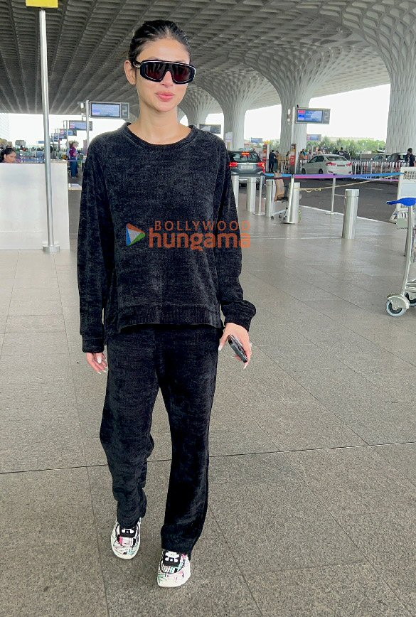 photos mouni roy sophie choudry isha koppikar and others snapped at the airport 5