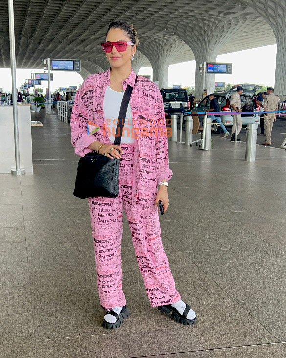 photos mouni roy sophie choudry isha koppikar and others snapped at the airport 7