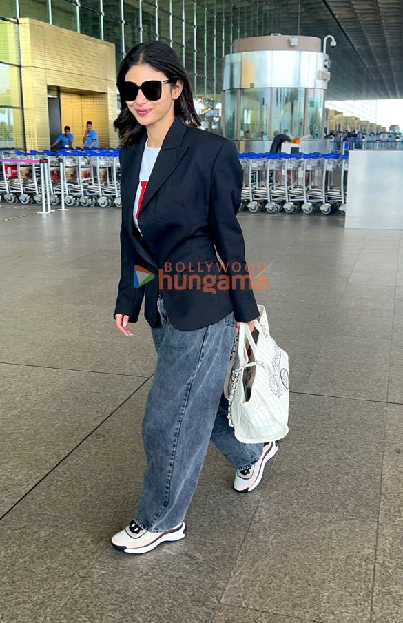photos mouni roy and mika singh snapped at the airport 1
