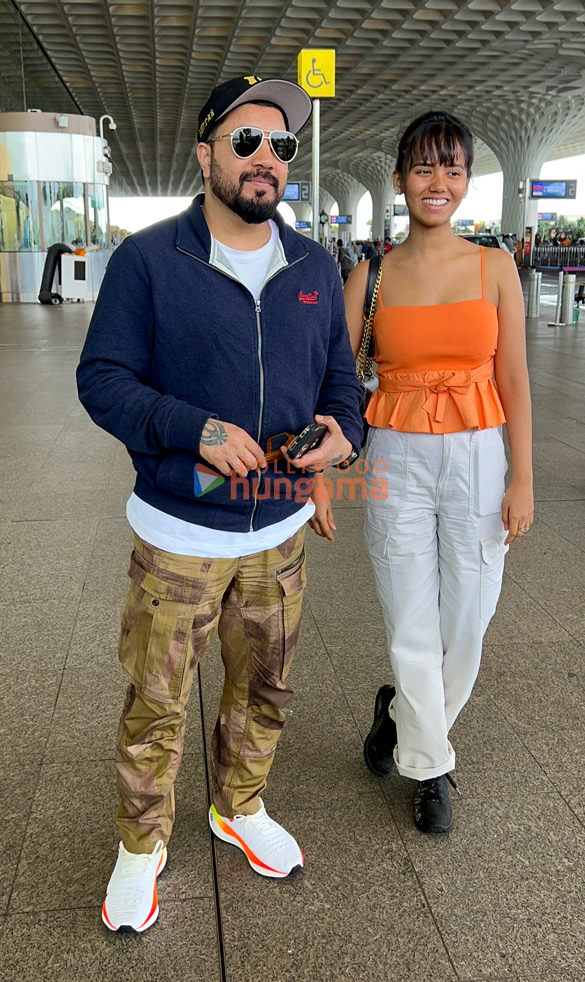 photos mouni roy and mika singh snapped at the airport 3