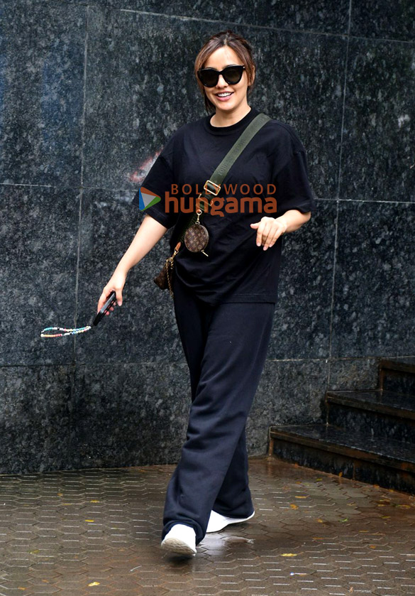 photos neha sharma snapped outside a clinic in santacruz 3