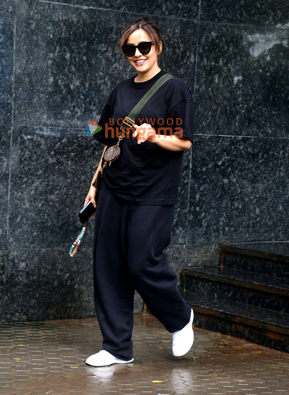 photos neha sharma snapped outside a clinic in santacruz 5