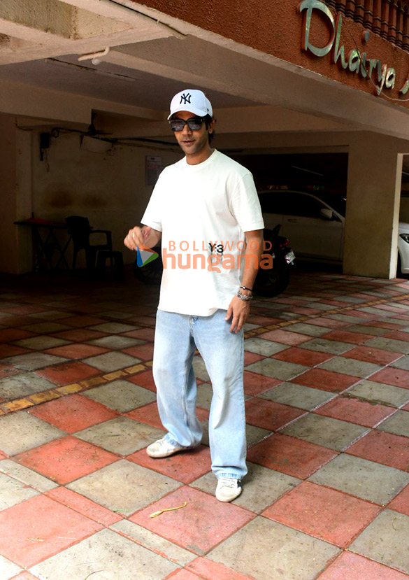 photos rajkummar rao spotted in bandra 1 2