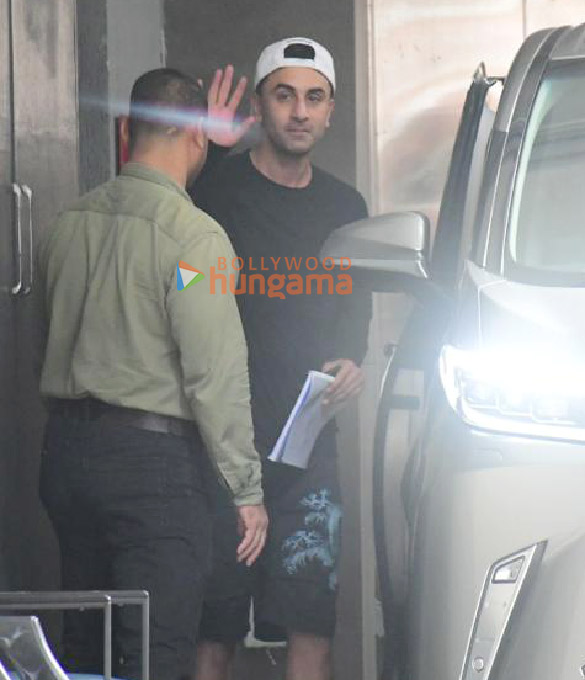 photos ranbir kapoor snapped in bandra 3 5