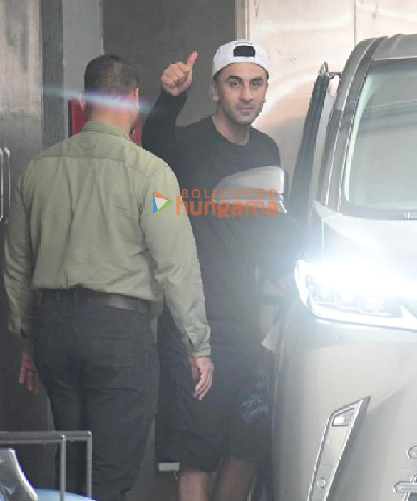 photos ranbir kapoor snapped in bandra 4 3