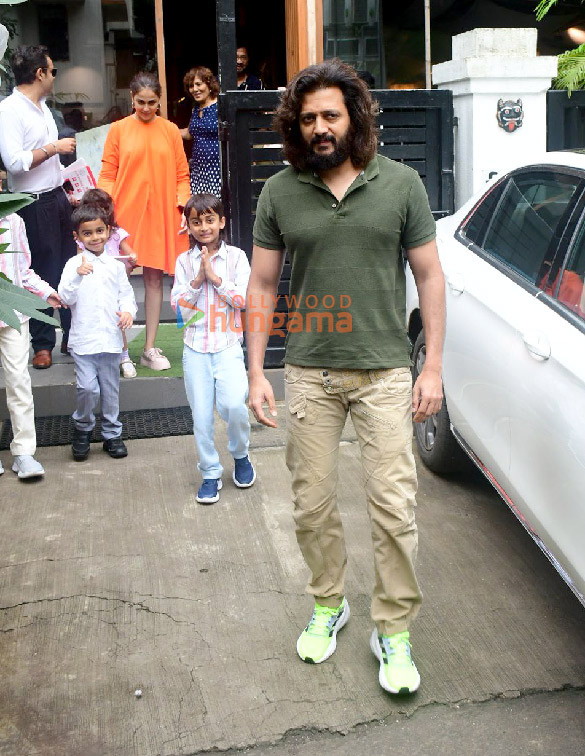 photos riteish deshmukh and genelia deshmukh snapped with their family outside a restaurant in bandra 3